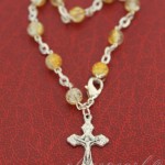 703_3412_yellow_white_glass_chain_cross_bracelet_br19c155a